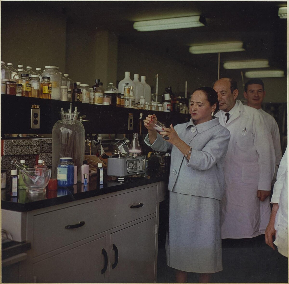 赫蓮娜女士於澳洲從事藥物配方工作,因此擅長將配方科技使用於保養品配方中。