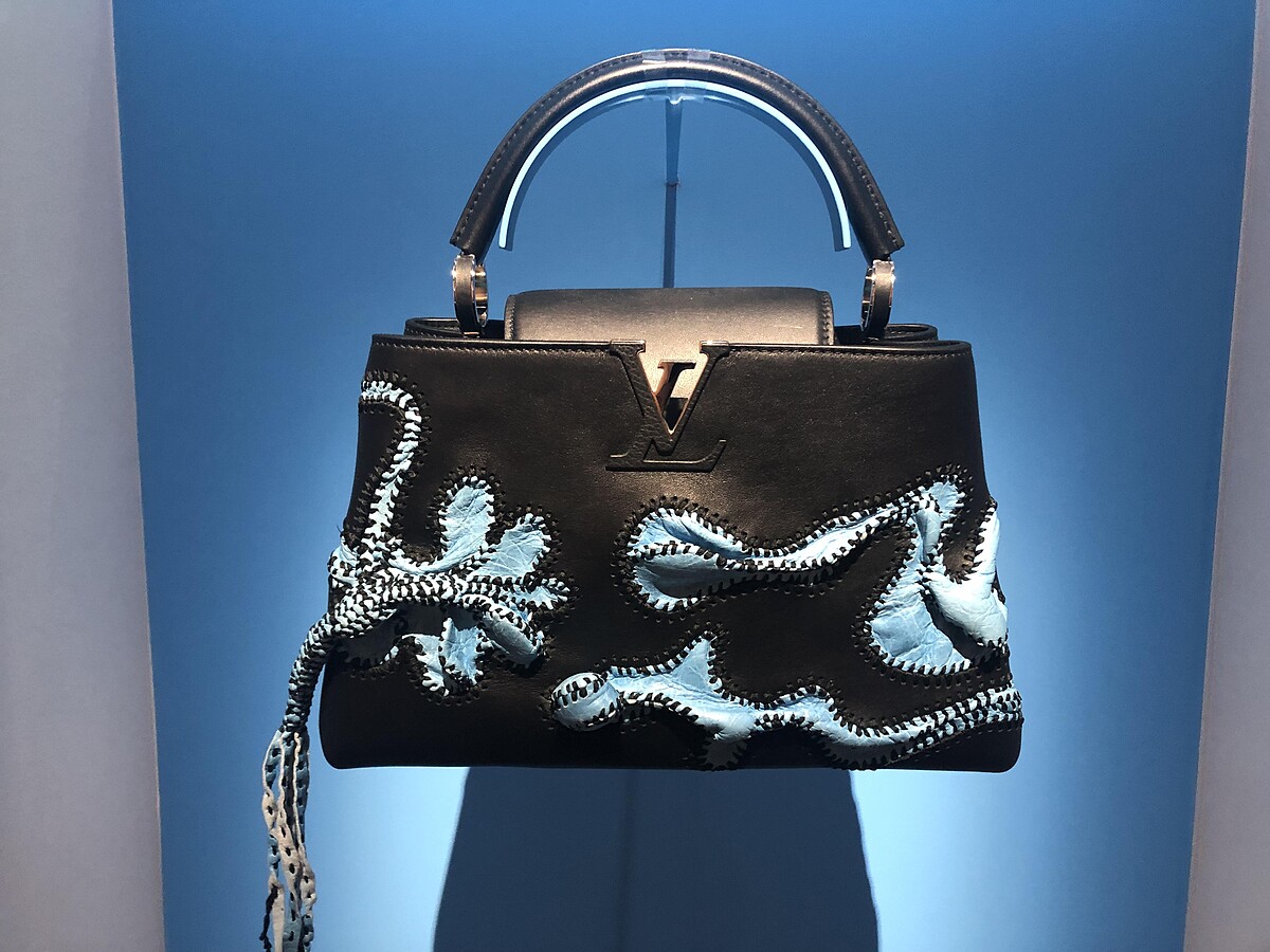 Nicholas Hlobo 的包實際上可以看到皮革是立體的被縫合,展現了其生命力。