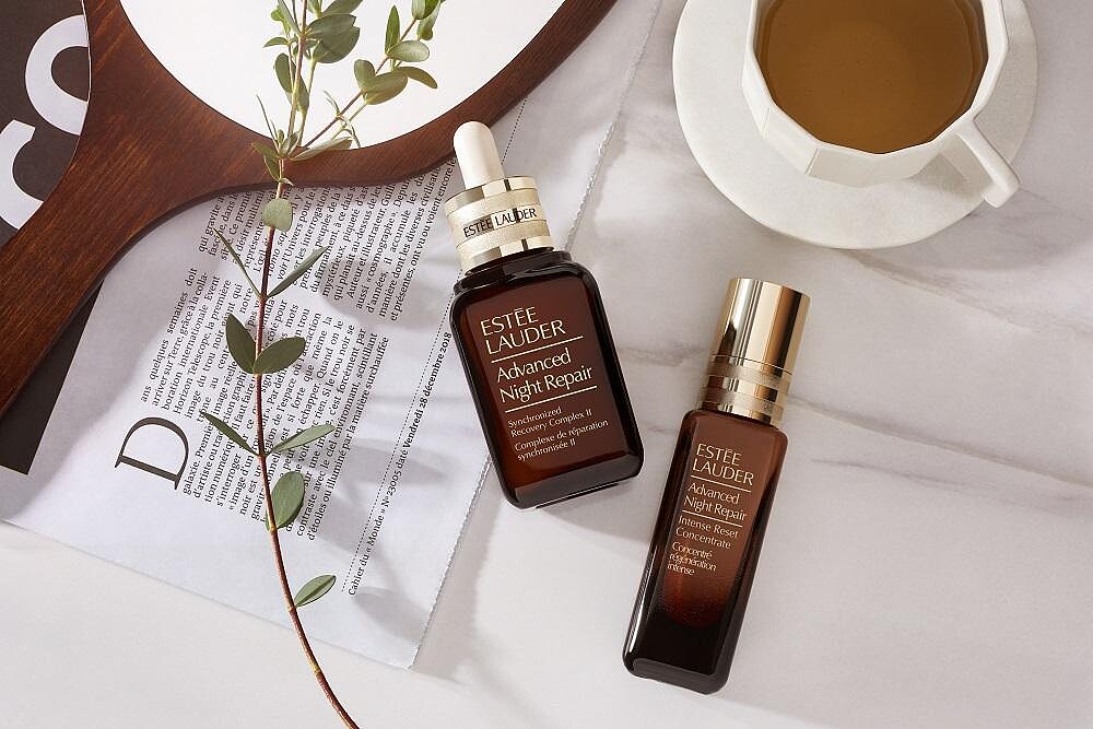 左：小棕瓶；右：特潤超導賦活精萃，成為夜晚修護肌膚神隊友