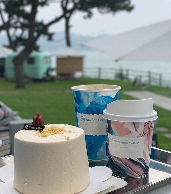 海浪波紋的冷熱飲杯是打卡的最佳道具。