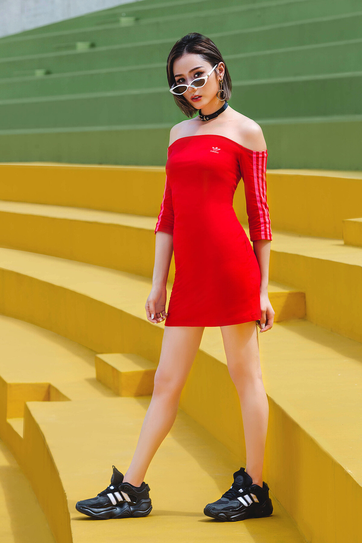 紅色露肩合身洋裝NT1,890,Magmur Runner鞋款 NT4,290