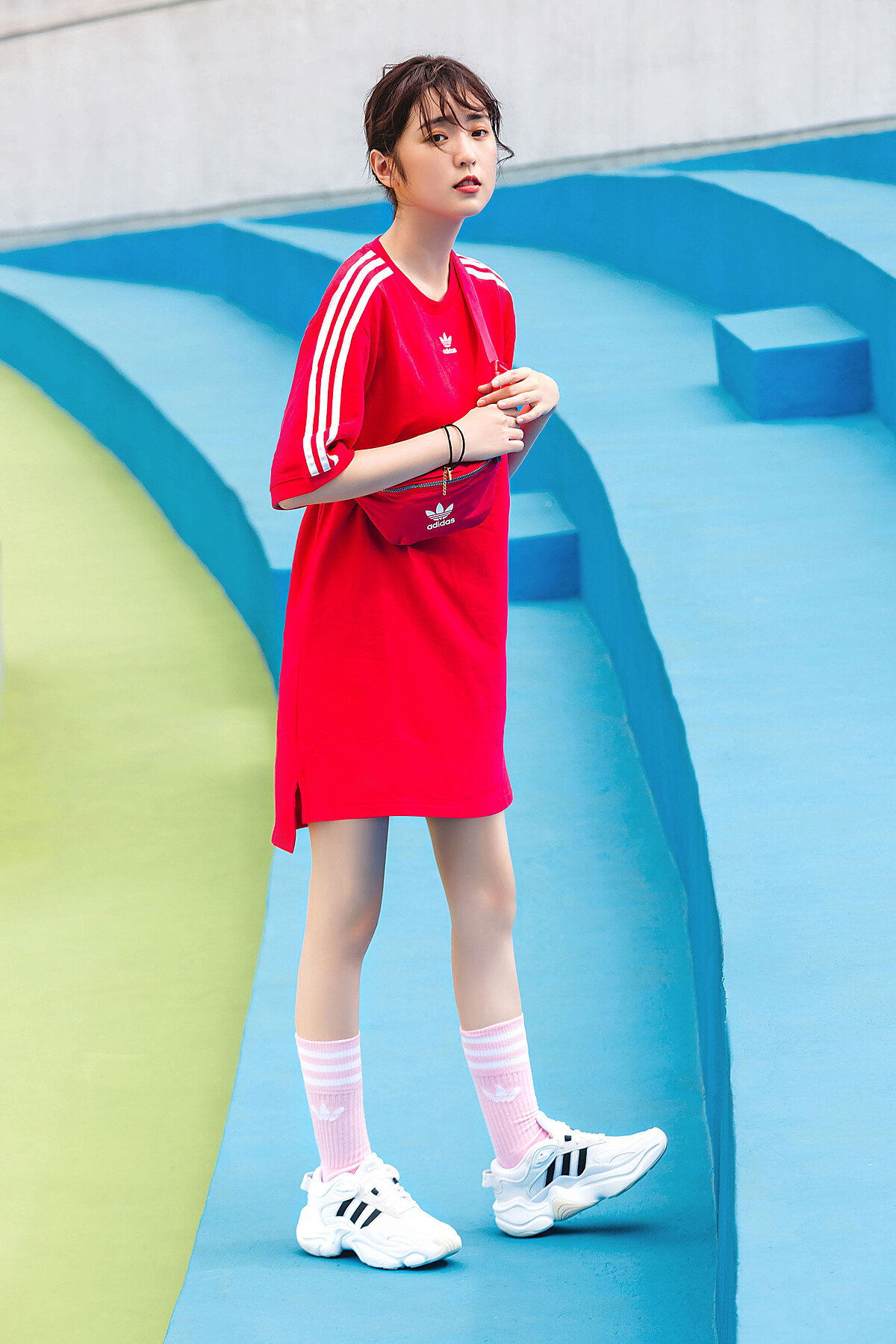 長版上衣NT1,890、adicolor系列腰包NT1,090,Magmur Runner鞋款 NT4,290