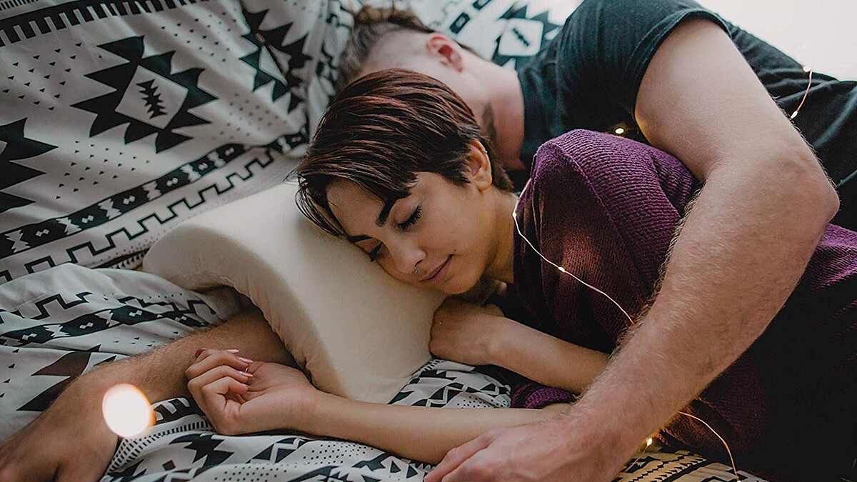 情侶必備「解救手麻凹型枕」,睡再久也不怕痛醒,終於能一路睡男友手臂到天亮!