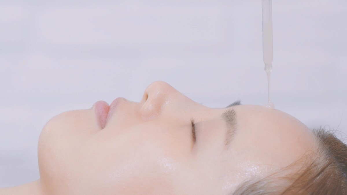 將精華直接滴在臉頰與額頭，比起滴取在手上更能有效吸收