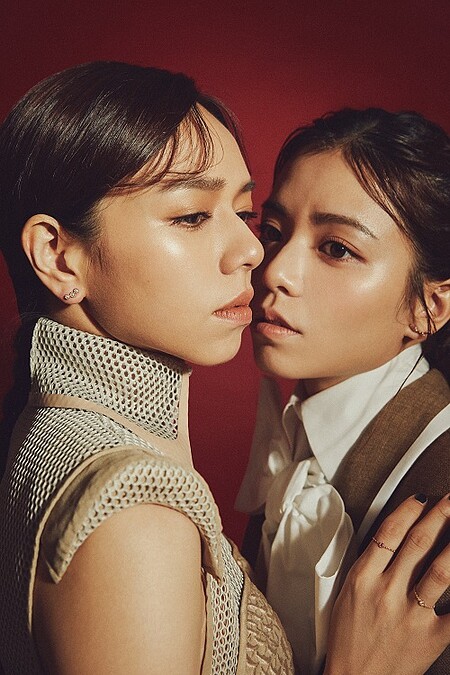 （夏于喬）裸色拼接洋裝，Fendi；Mimi Rose鑽飾耳環、Mimi Rose鑽飾鍊戒、Mimi Rose鑽飾手鍊，all by Dior。 （宋芸樺）卡其色西裝外套、蝴蝶結襯衫，both by Fendi；La Rose Dior鑽飾耳環、Mimi Rose 鑽飾鍊戒，both by Dior。