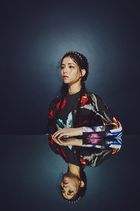 印花洋裝，Prada；網紗裝飾髮飾，Red Valentino。