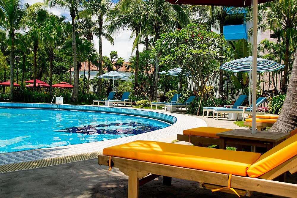 椰林泳池畔充滿度假風情