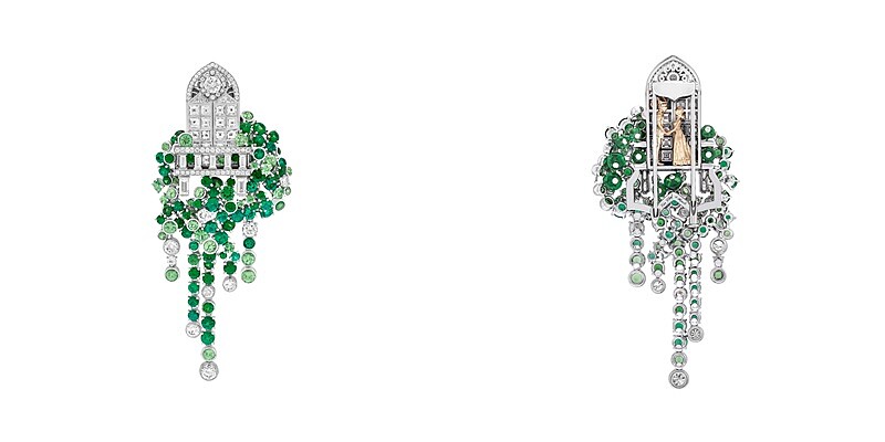 Balcone 胸針之正面與背面。