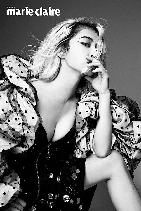 圓點透紗褶飾外套，Marc Jacobs；亮片繡飾洋裝，Louis Vuitton。