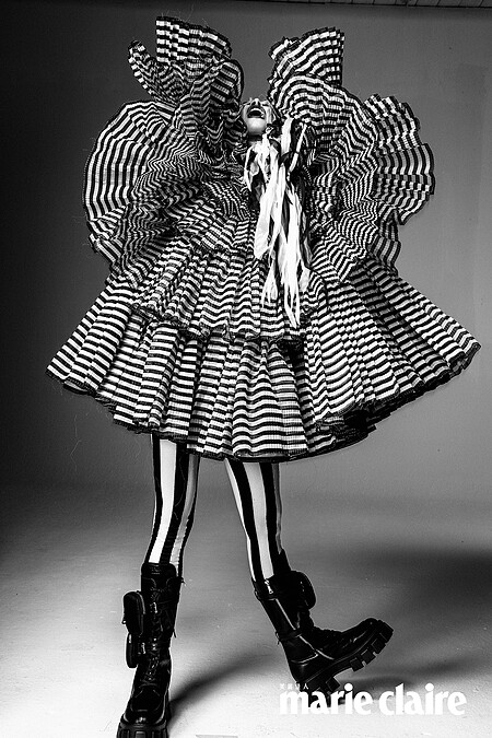 條紋褶飾洋裝，Marc Jacobs；厚底軍靴，Prada。