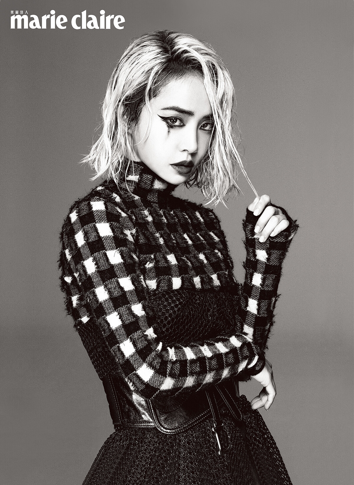 格紋高領上衣、網格連身短褲、皮革腰封，all by Dior。