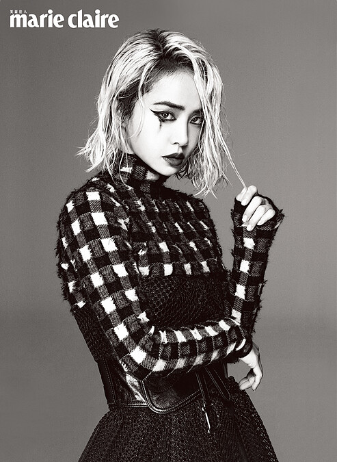 格紋高領上衣、網格連身短褲、皮革腰封，all by Dior。