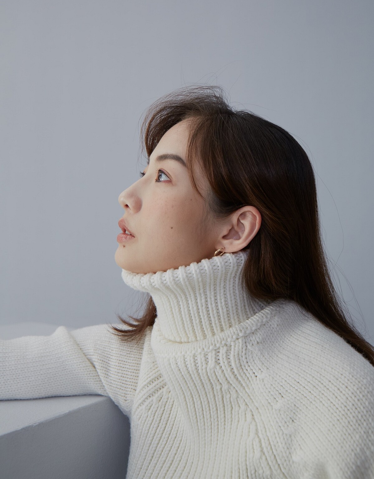 針織高領拼接洋裝、灰色羽毛裝飾長褲，both by Loewe。