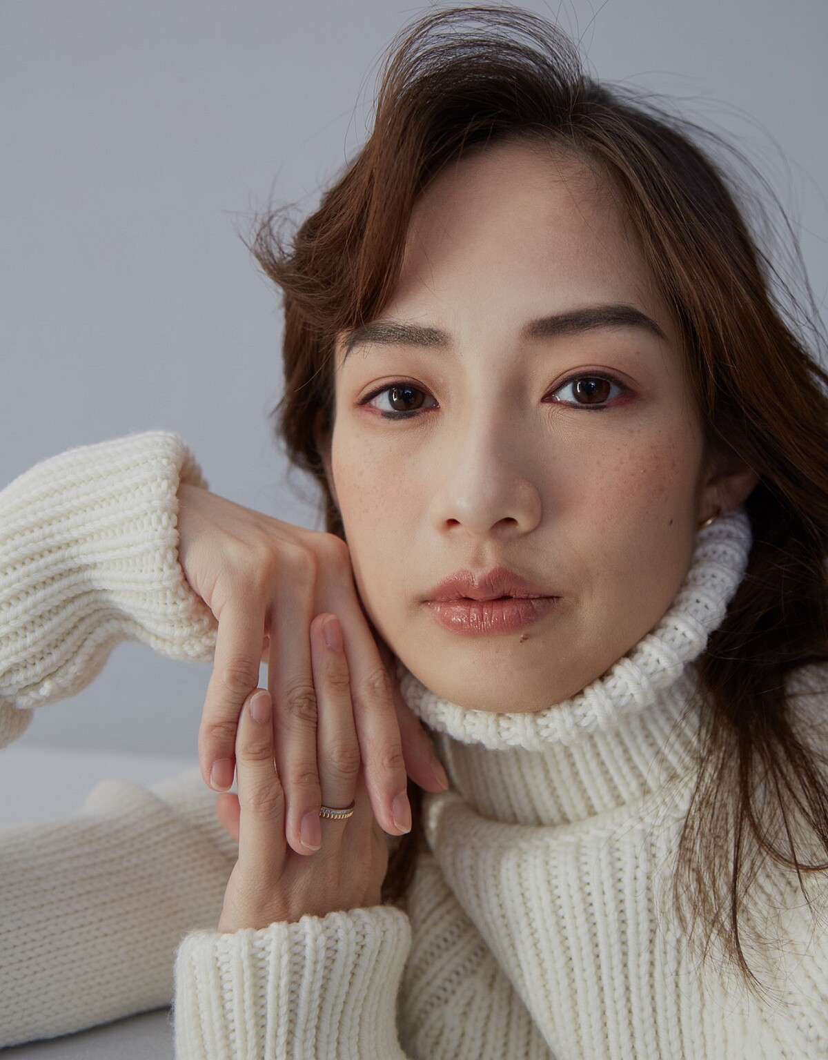 針織高領拼接洋裝、灰色羽毛裝飾長褲，both by Loewe。