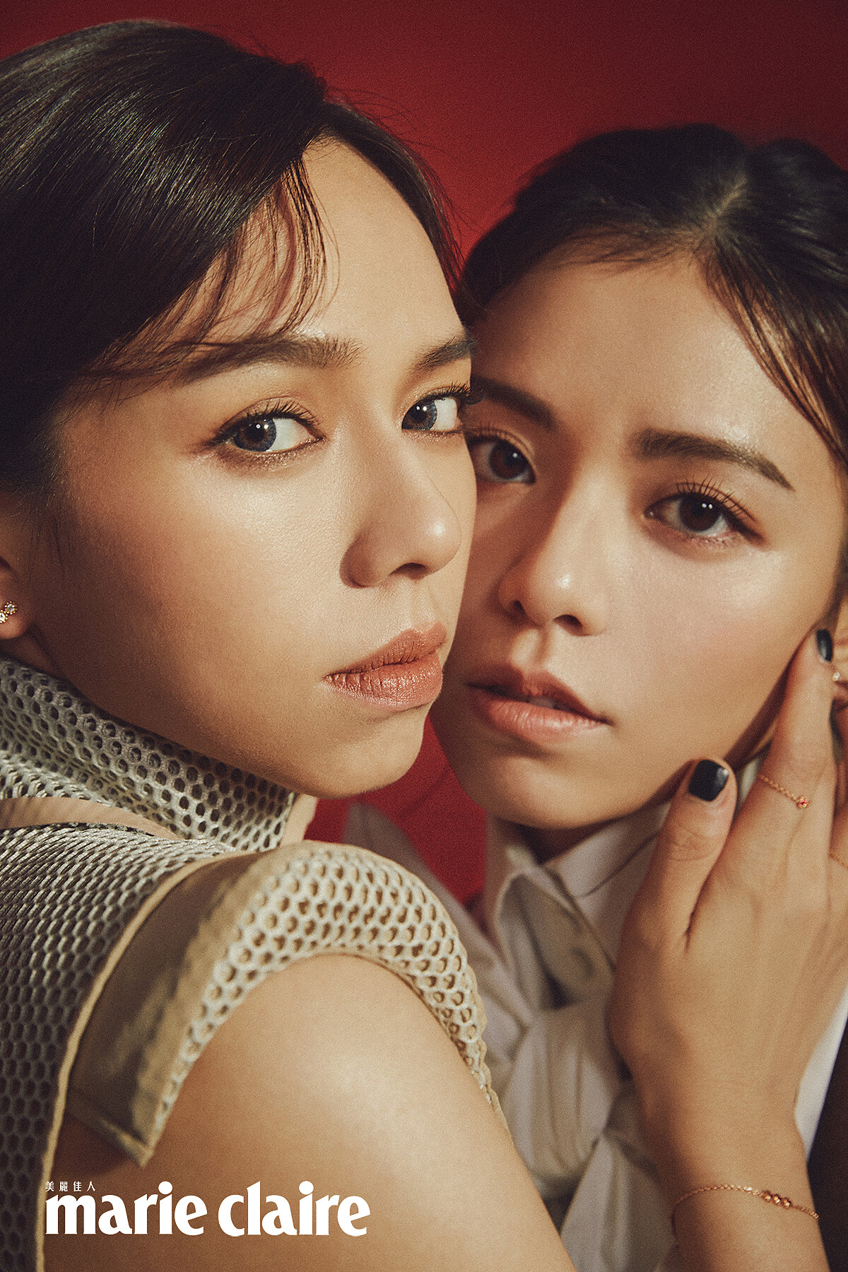 夏于喬：裸色拼接洋裝，Fendi；Mimi Rose鑽飾耳環、Mimi Rose鑽飾鍊戒、Mimi Rose鑽飾手鍊，all by Dior。 宋芸樺：卡其色西裝外套、蝴蝶結襯衫，both by Fendi；La Rose Dior鑽飾耳環、Mimi Rose 鑽飾鍊戒，both by Dior。