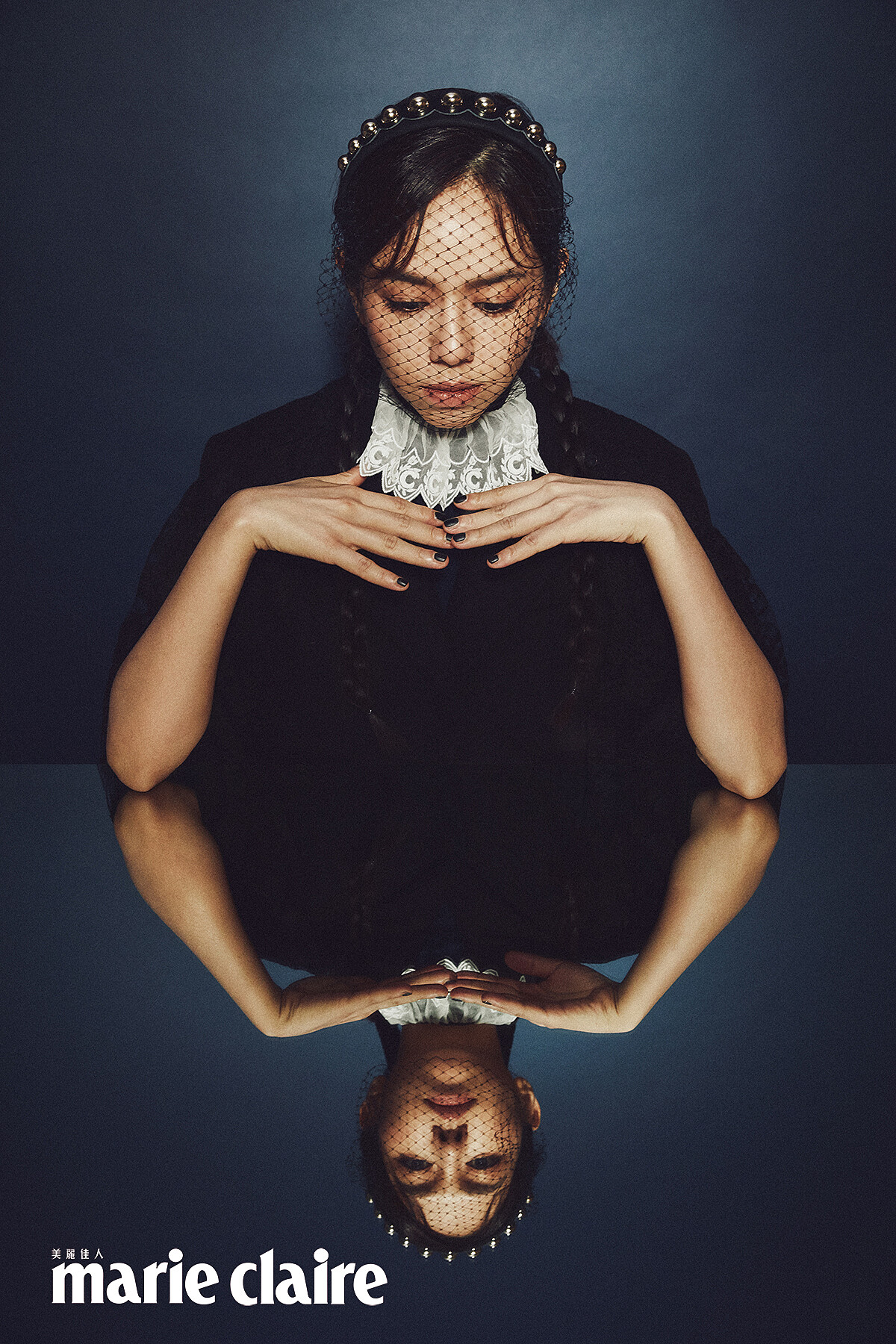 蕾絲披肩、羊毛長大衣，both by Prada；蕾絲裝飾針織衫，Chlo&eacute;；網紗裝飾髮飾，Red Valentino。