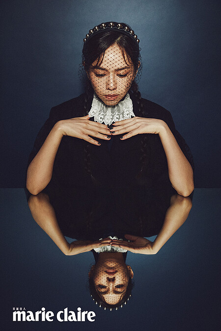 蕾絲披肩、羊毛長大衣，both by Prada；蕾絲裝飾針織衫，Chlo&eacute;；網紗裝飾髮飾，Red Valentino。