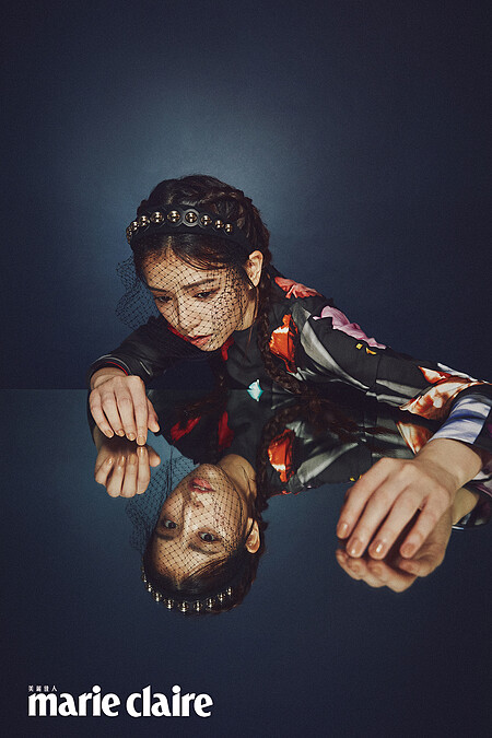 印花洋裝，Prada；網紗裝飾髮飾，Red Valentino。