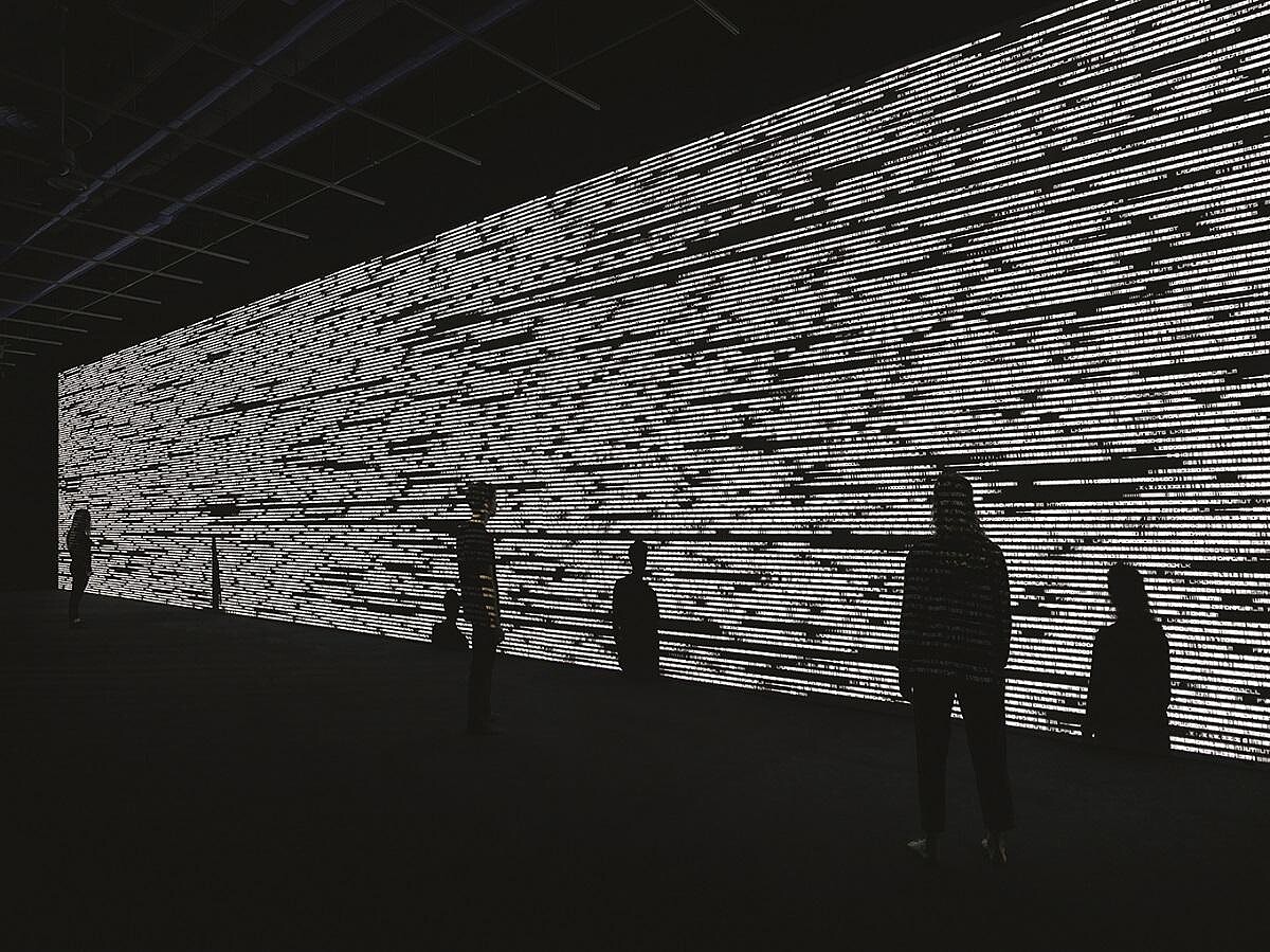 《符碼─詩》2018 影音裝置 概念、構圖：池田亮司 電腦圖形、程式設計：Tomonaga Tokuyama 3台DLP（數位光處理）投影機、電腦、揚聲器 尺寸依空間大小而定 &copy; Ryoji Ikeda & &Eacute;ditions Xavier Barral (Photo : Patrick Gries)