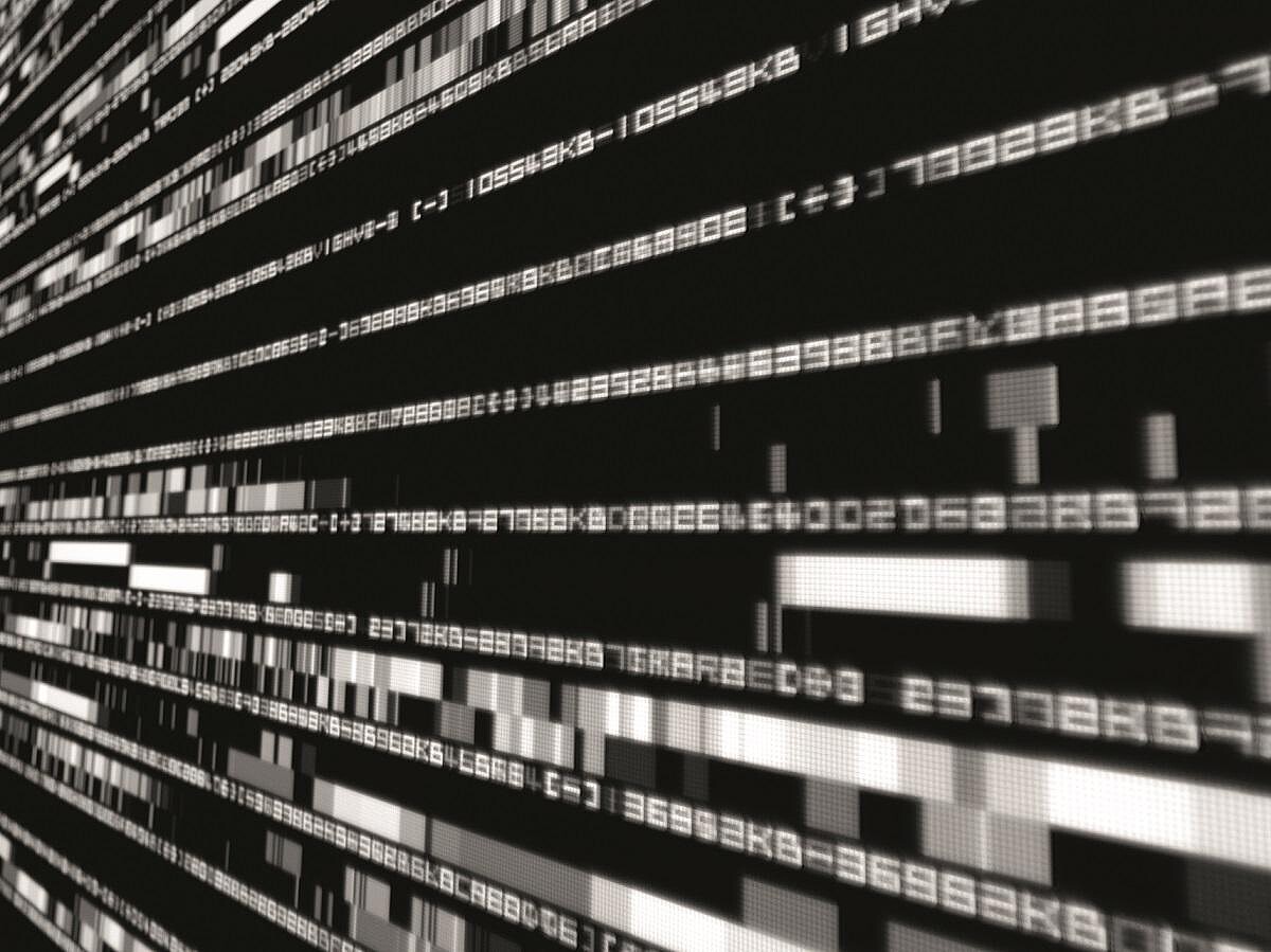 《符碼─詩》2018 影音裝置 概念、構圖：池田亮司 電腦圖形、程式設計：Tomonaga Tokuyama 3台DLP（數位光處理）投影機、電腦、揚聲器 尺寸依空間大小而定 &copy; Ryoji Ikeda & &Eacute;ditions Xavier Barral (Photo : Patrick Gries)