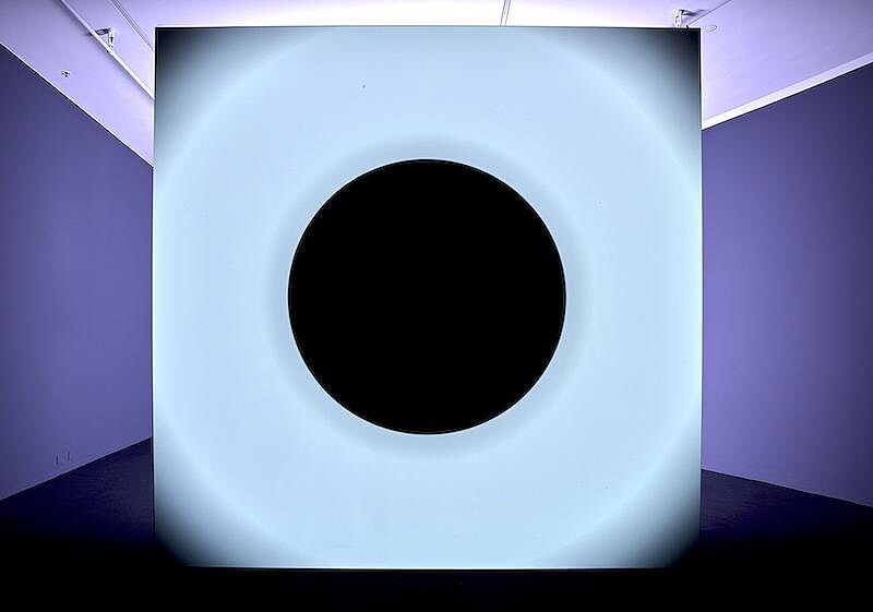 《臨界點》2018 DLP投影機、HMI燈、電腦、揚聲器 尺寸依空間大小而定 &copy; Ryoji Ikeda & studiohanswilschut, courtesy of Eye Filmmuseum