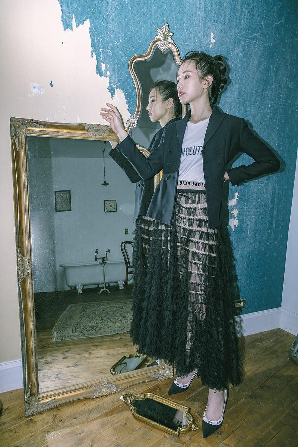 西裝外套、T-Shirt、內襯褲、長紗裙、低跟鞋,all by Dior。