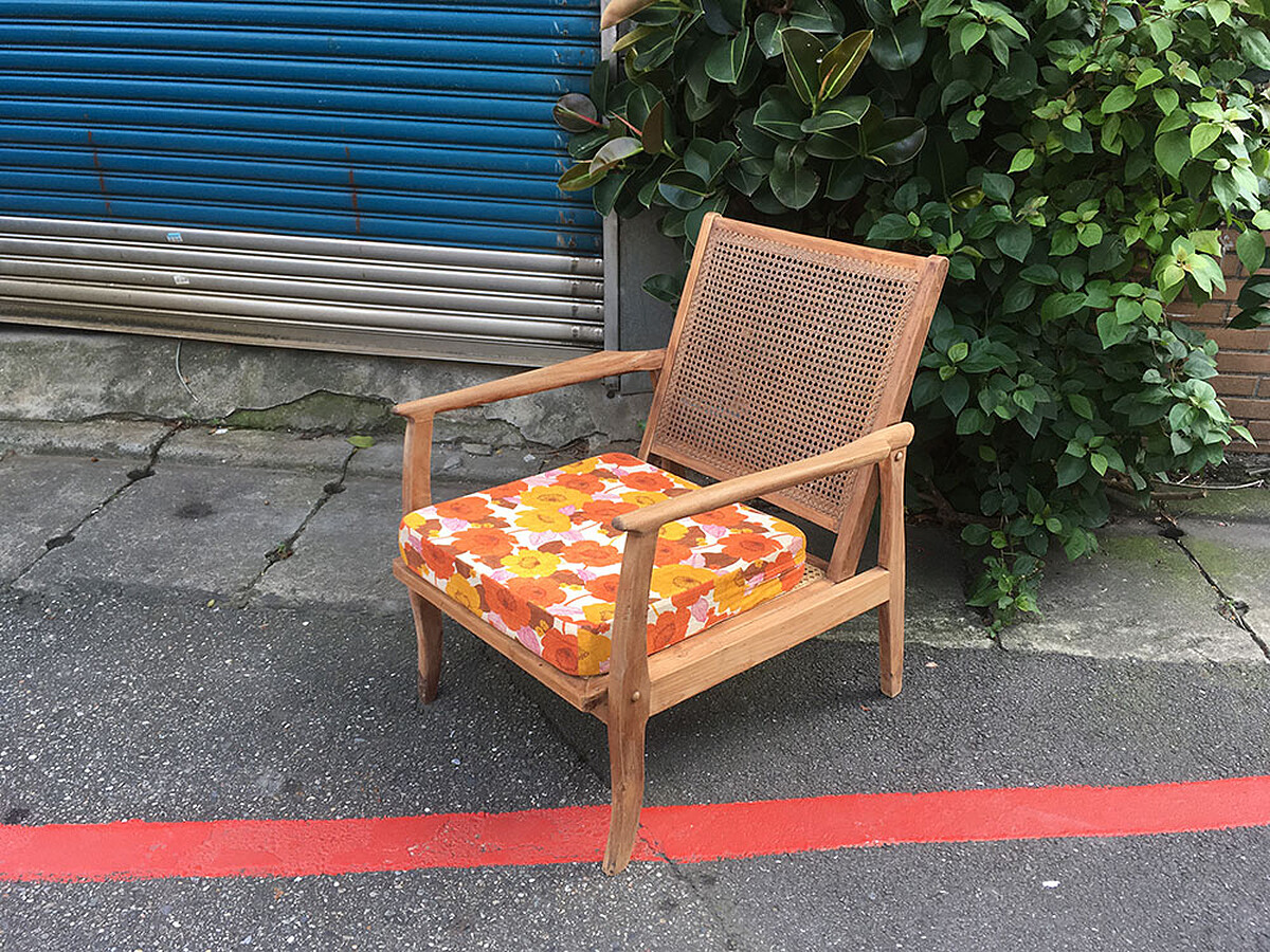 由埕實生活改造的老椅子，加上老花布反而呈現了北歐風情