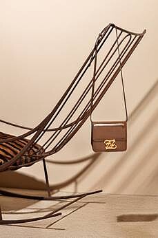 FENDI Karligrapy 棕色側背包 建議售價NT$63,000