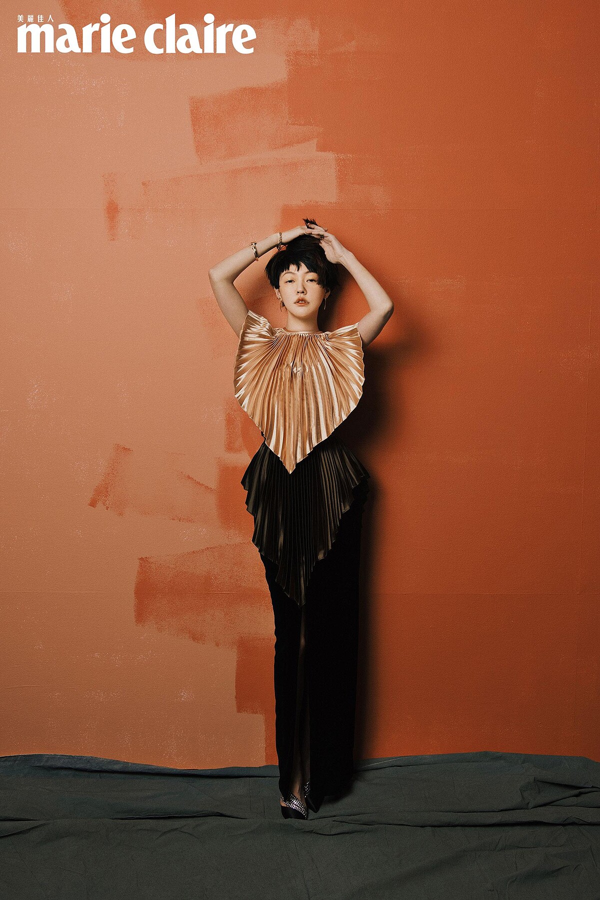 Tiffany T Bar 18K金耳環、Tiffany T True 鏤空設計18K金手鍊、Tiffany T Wire 18K金鑲鑽手環、Tiffany T18K金鑲鑽手環，all by Tiffany & Co.；百褶披肩上衣、褶飾洋裝，both by Gucci；鑽飾高跟鞋，Christian Louboutin。