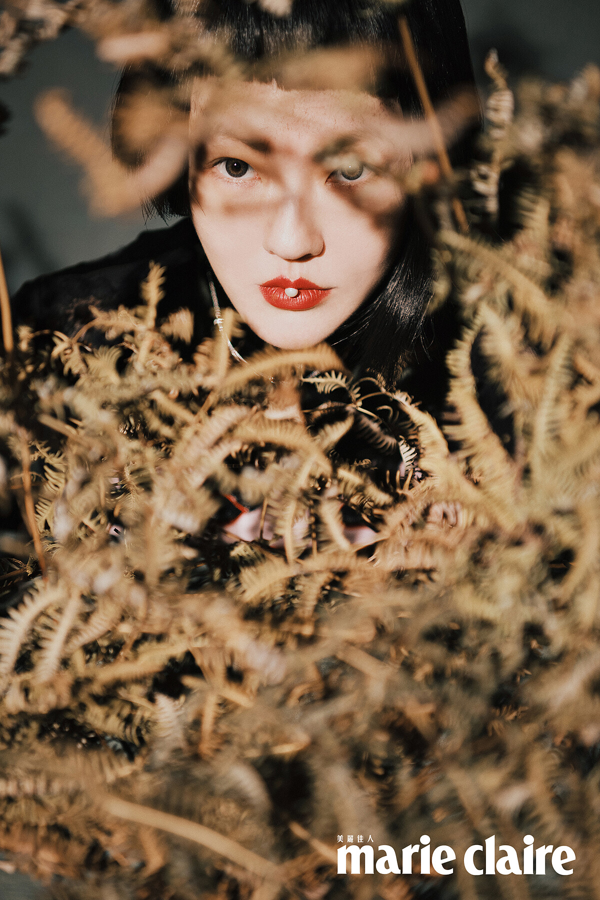 Tiffany T Smile 18K白金鑲鑽項鍊、Tiffany T Smile Mini 18K白金鑲鑽項鍊，both by Tiffany & Co.；圖案刺繡高領洋裝，Valentino。