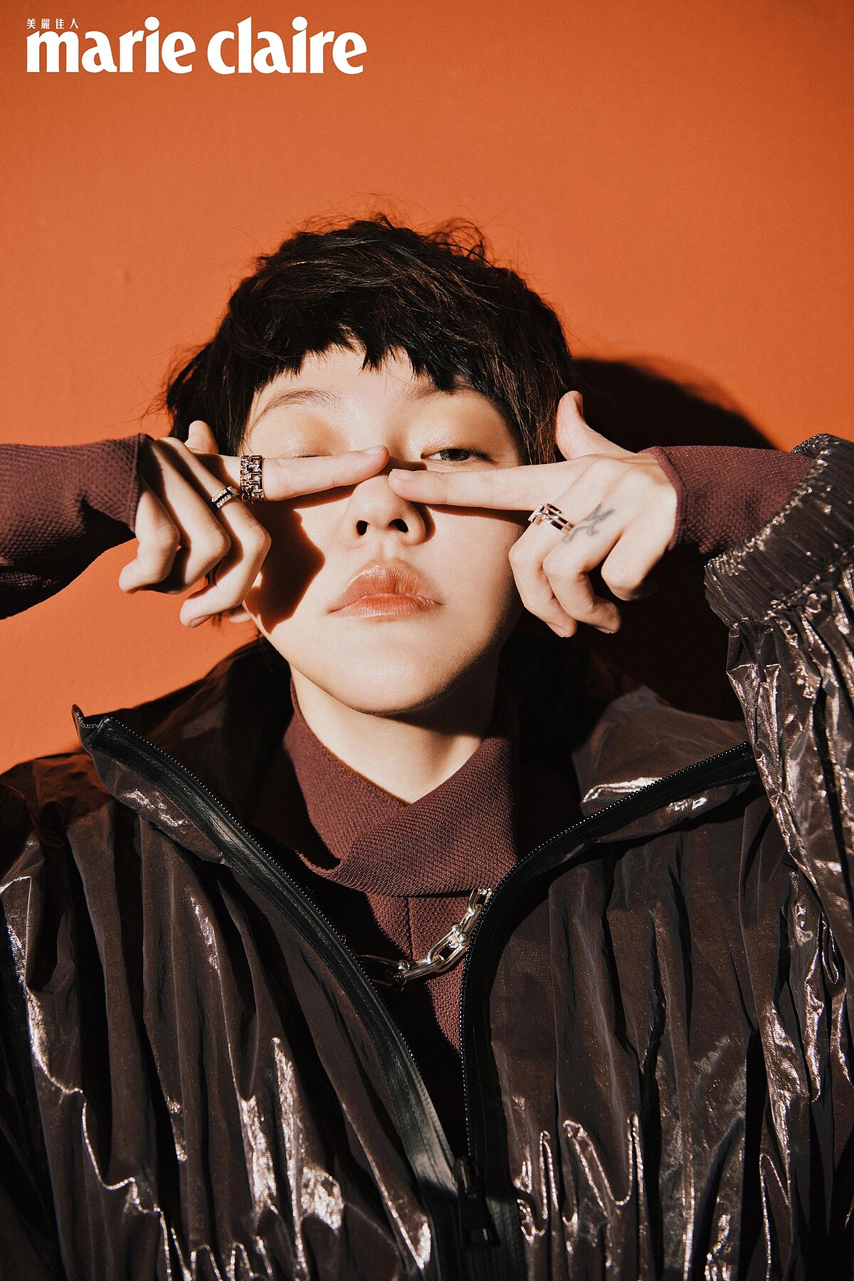 Tiffany T True 18K白金寬版鏤空T字設計戒指、Tiffany T True 18K白金窄版鏤空T字設計戒指、Tiffany T 纏繞設計鑲鑽戒指、Tiffany T Two 窄版18K白金鋪鑲鑽石戒指、Hardwear 系列白金項鍊，all by Tiffany & Co.；高領針織衣、防水材質寬版大衣，both by Bottega Veneta。