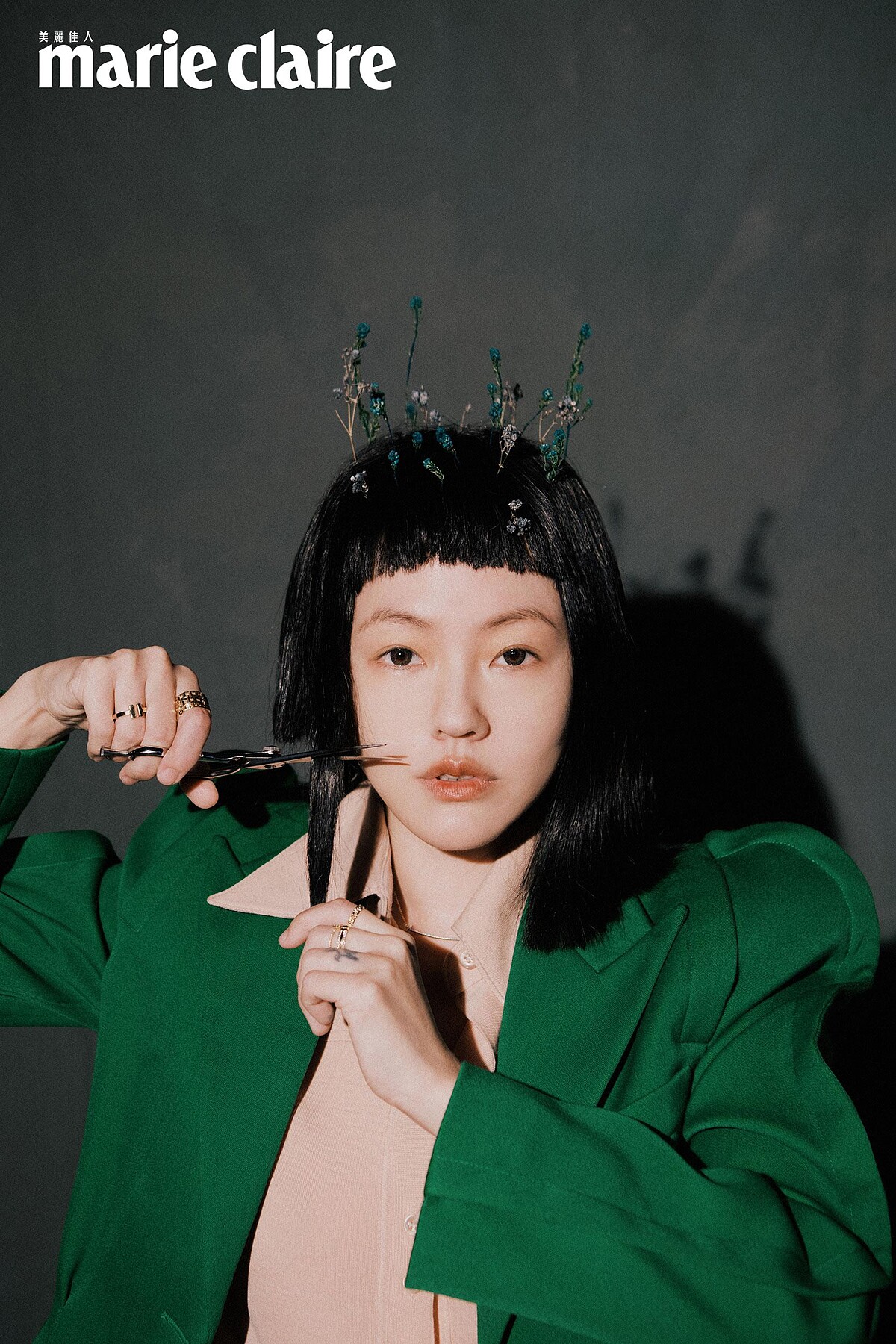 Tiffany T True 18K金寬版鏤空T字設計戒指、Tiffany T True 18K金窄版鏤空T字設計戒指、Tiffany T Square 18K金戒指、Tiffany T Wire 18K金鑲鑽戒指、Tiffany T Two 窄版18K金鋪鑲鑽石戒指、Tiffany T Smile 18K金鑲鑽項鍊，all by Tiffany & Co.；粉膚色襯衫、綠色寬肩西裝外套，both by Givenchy。