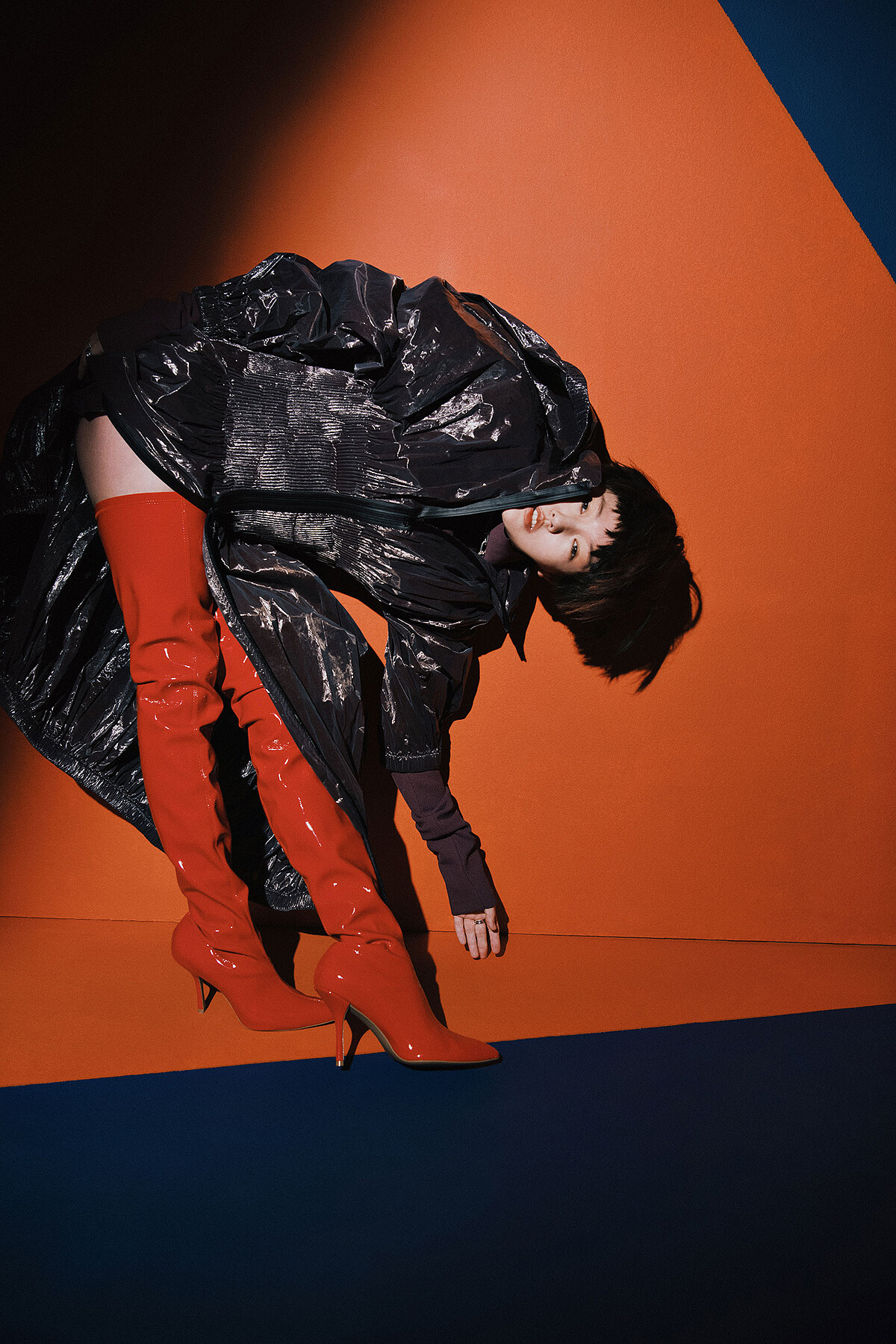 Tiffany T Two 窄版18K白金鋪鑲鑽石戒指、Hardwear 系列白金項鍊，both by Tiffany & Co.；高領針織衣、防水材質寬版大衣，both by Bottega Veneta；紅色漆皮高筒靴，Stuart Weitzman。