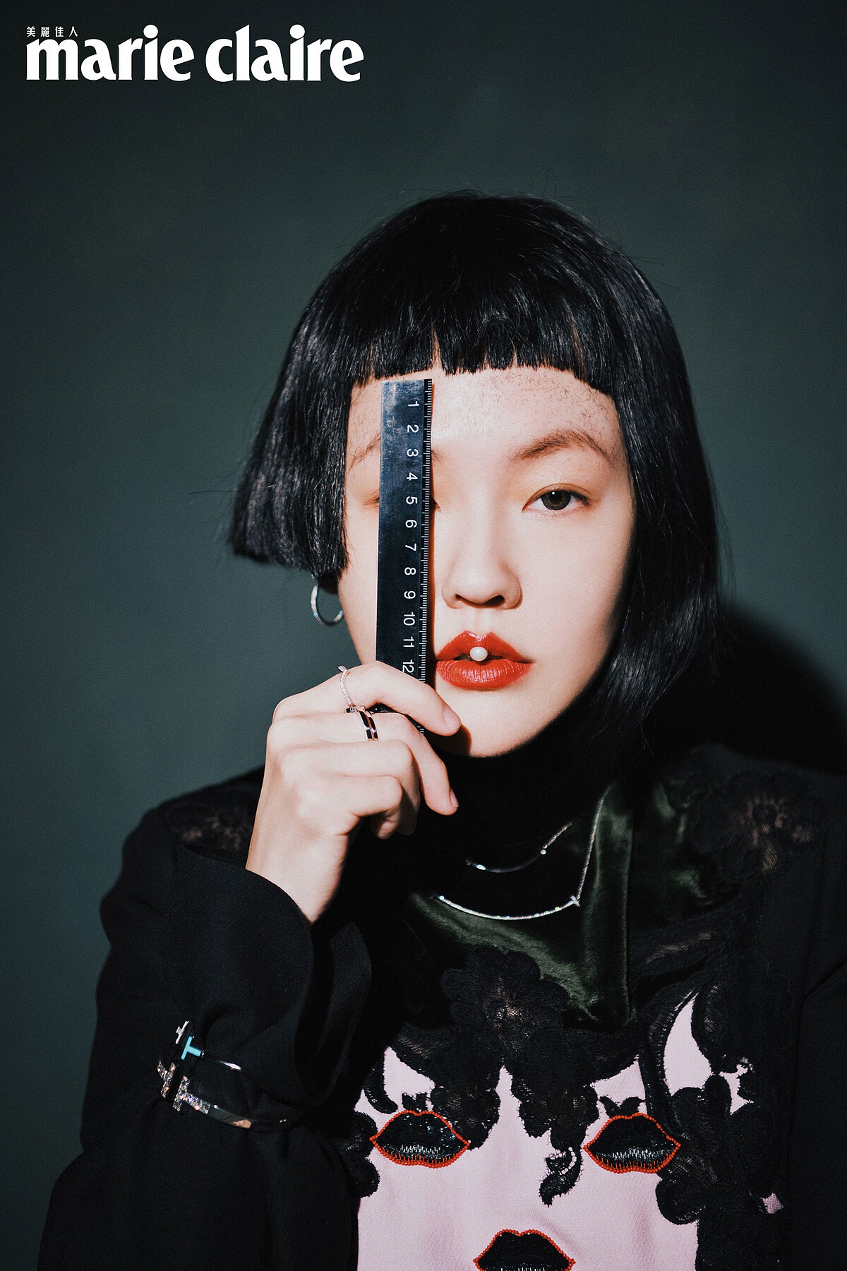 Tiffany T Wire 18K白金鑲鑽耳環、Tiffany Soleste V Band 鉑金鑲鑽戒指、Tiffany T Square 公主式切割鑽石手環、Tiffany T 纏繞設計鑲鑽戒指、Tiffany T Wire 18K白金鑲嵌鑽石與綠松石手環、Tiffany T Smile 18K白金鑲鑽項鍊、Tiffany T Smile Mini 18K白金鑲鑽項鍊，all by Tiffany & Co.；圖案刺繡高領洋裝，Valentino。