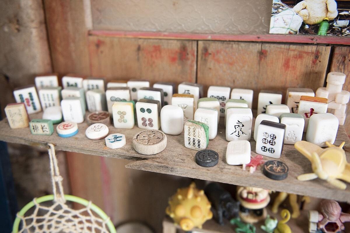 快集成一套的「海麻將」，邊緣被沖刷得相當圓潤。