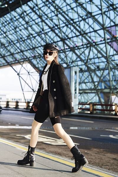 謝金燕肩背CECE動物紋鍊包現身機場準備前往紐約看MK 2020春季大秀