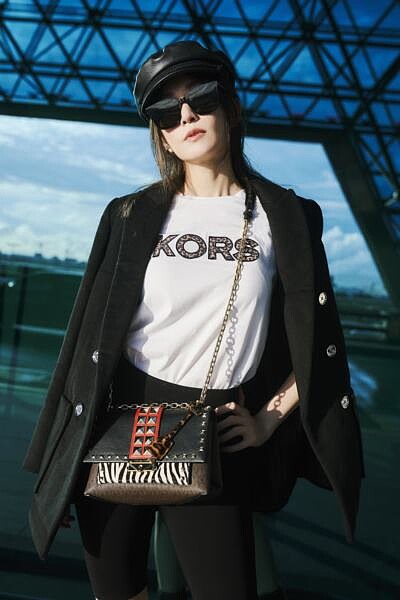 謝金燕肩背CECE動物紋鍊包現身機場準備前往紐約看MK 2020春季大秀