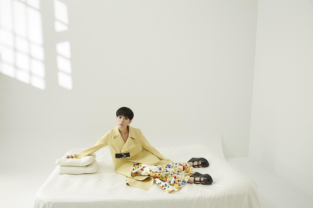 黃色大衣，Bottega Veneta；碎花長裙、黑色厚底鞋，both by Miu Miu。