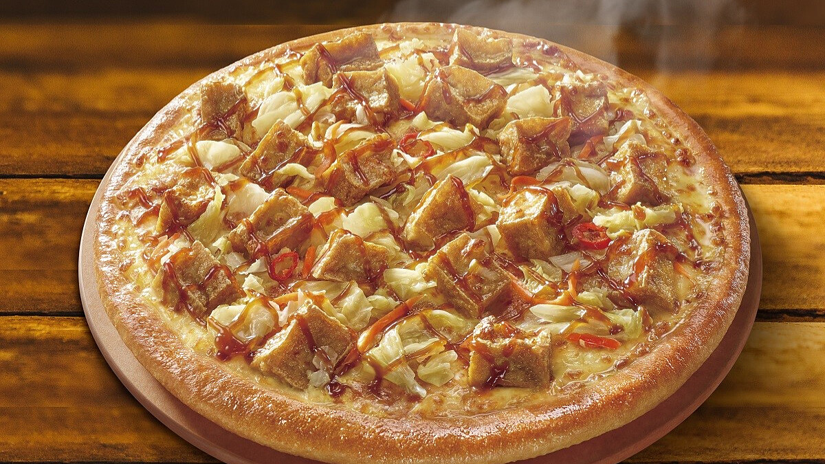 必勝客全新祭出「黃金臭豆腐比薩」!結合台灣夜市美食,外酥內嫩臭豆腐、台式泡菜搭配蒜蓉醬油根本太邪惡