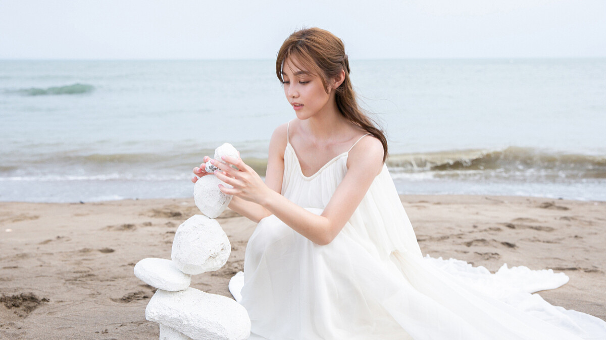 聲林之王爆紅歌手 李佳歡新單曲曝光 化身白色金魚 創作才女吳汶芳加持《赴約》