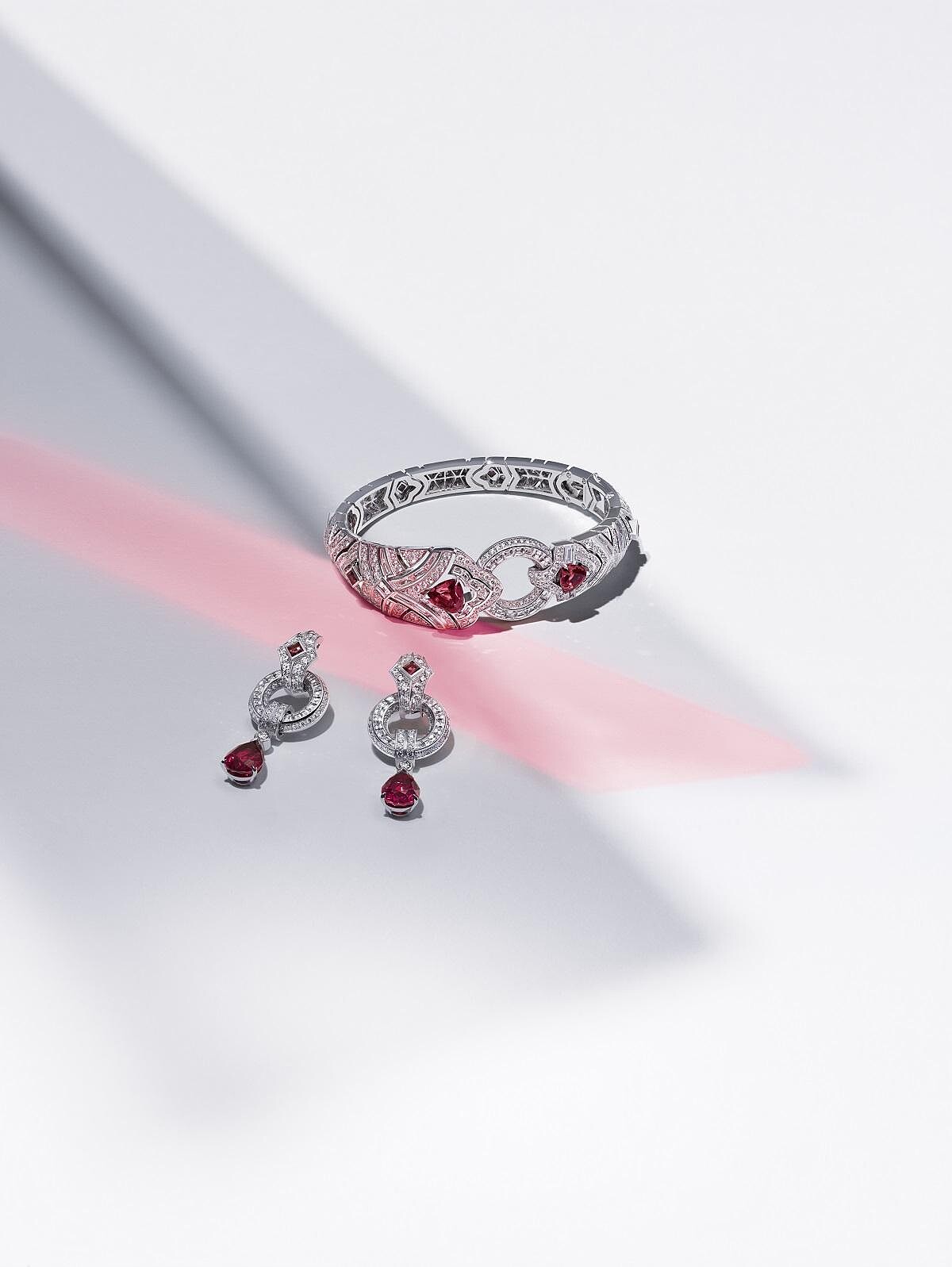 路易威登 Riders of the Knights 系列白金手鏈， 鑲嵌 4.04 克拉尖晶石及 8.46 克拉鑽石。路易威登 Riders of the Knights 系列白金耳環， 鑲嵌 8.21 克拉尖晶石及 3.74 克拉鑽石。