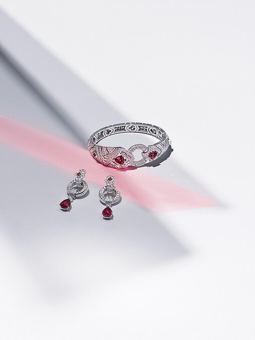 路易威登 Riders of the Knights 系列白金手鏈， 鑲嵌 4.04 克拉尖晶石及 8.46 克拉鑽石。路易威登 Riders of the Knights 系列白金耳環， 鑲嵌 8.21 克拉尖晶石及 3.74 克拉鑽石。