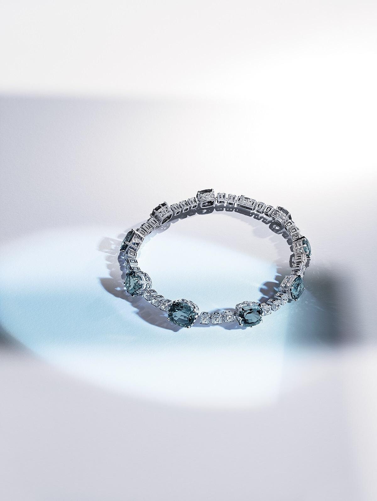 路易威登 Riders of the Knights 系列白金及鉑金頸鏈， 鑲嵌 152.83 克拉海藍寶石及 24.22 克拉鑽石