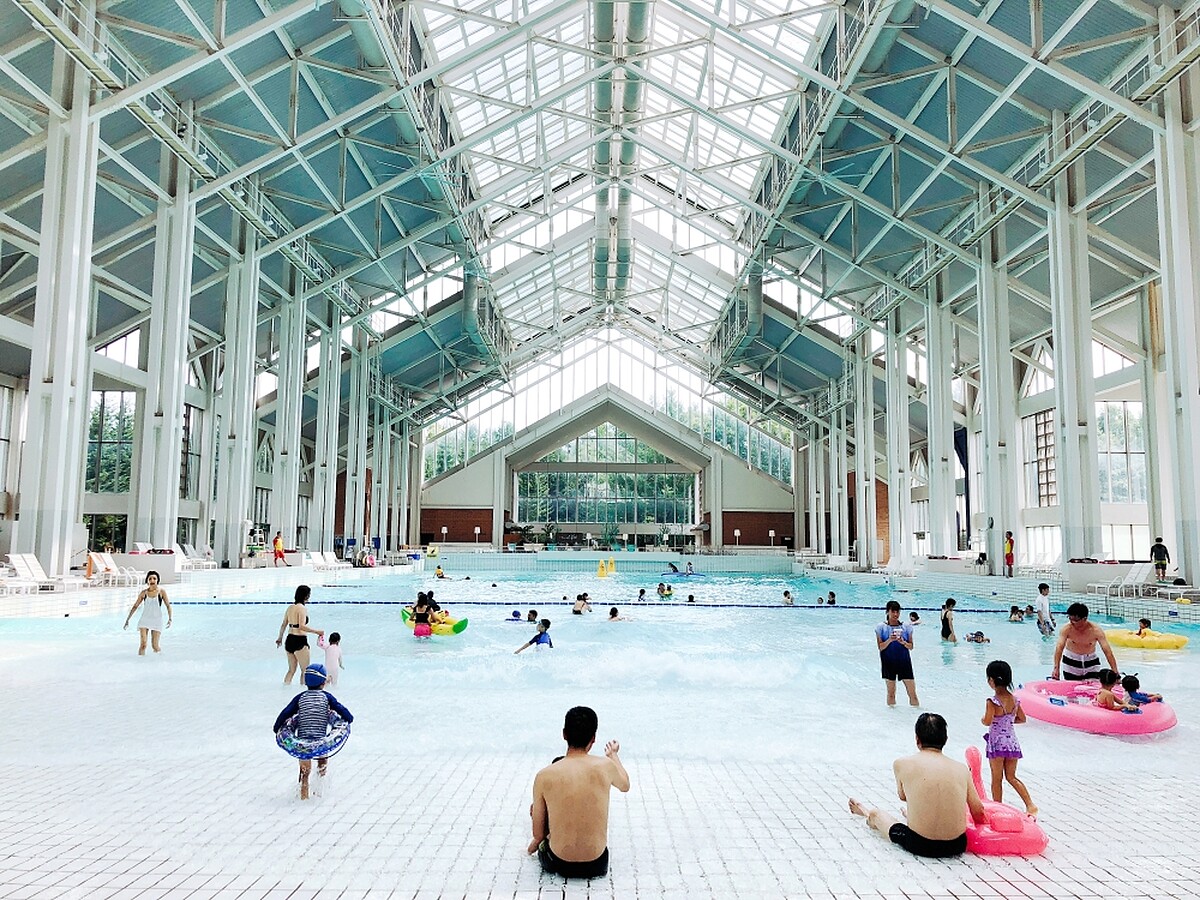 「微笑海灘」是日本最大室內人造海浪泳池