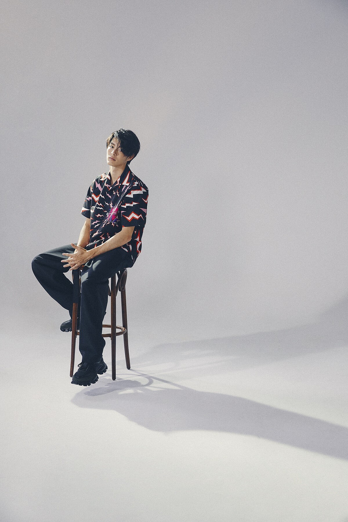 塗鴉印花短袖襯衫、墨綠色繫帶球鞋，both by Prada；寬版繫帶長褲，Loewe。