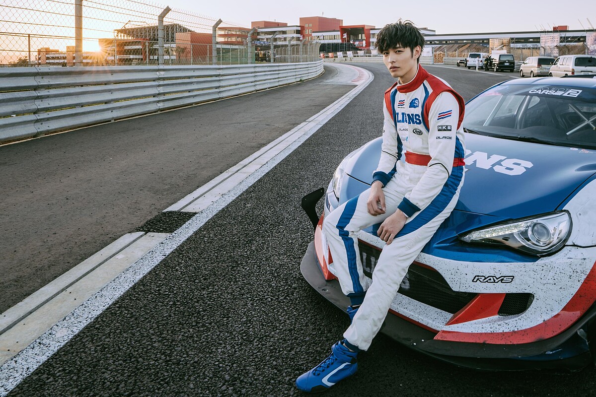 曹曹身著賽車服，化身《叱吒風雲》中的杜傑克。手。