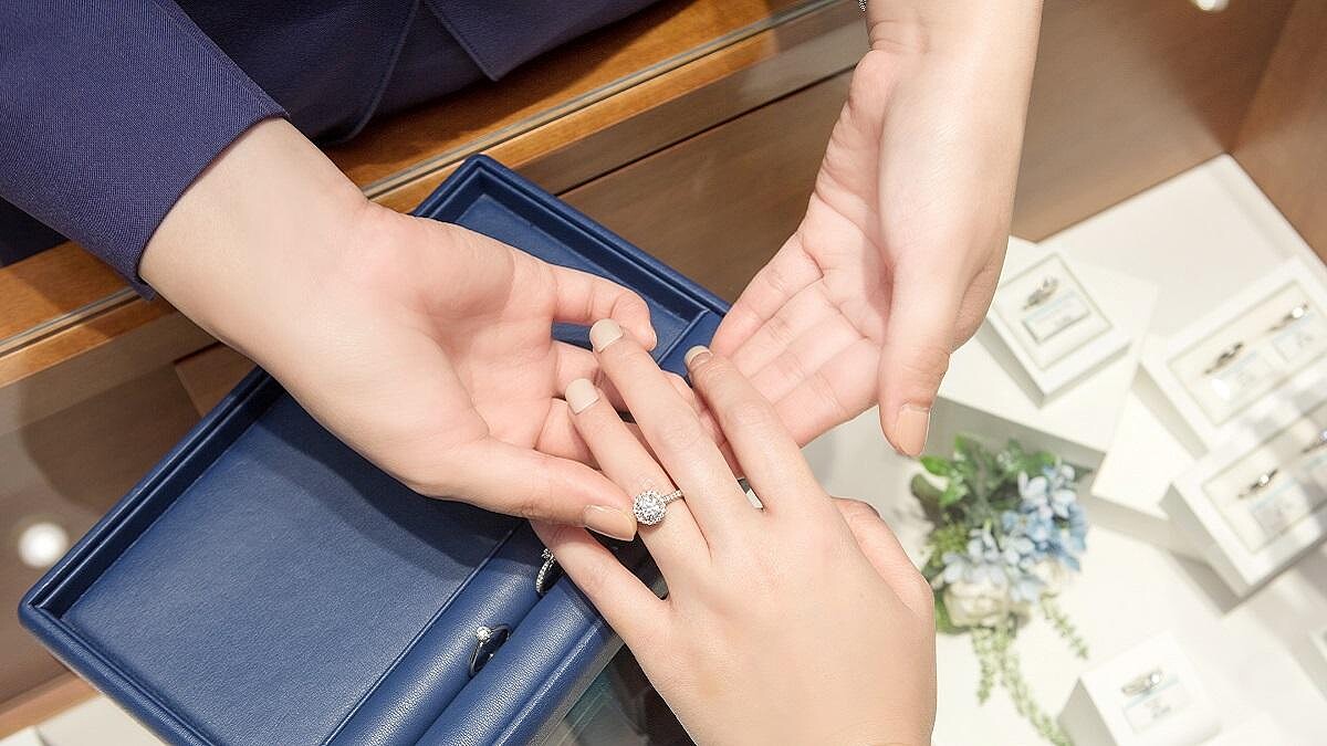 【編輯試戴】親自體驗”每一個細節都堅持”的日本首席婚鑽品牌魅力，考究工藝職人精神讓手上鑽戒更加閃耀的幸福，不能只有M編知道！