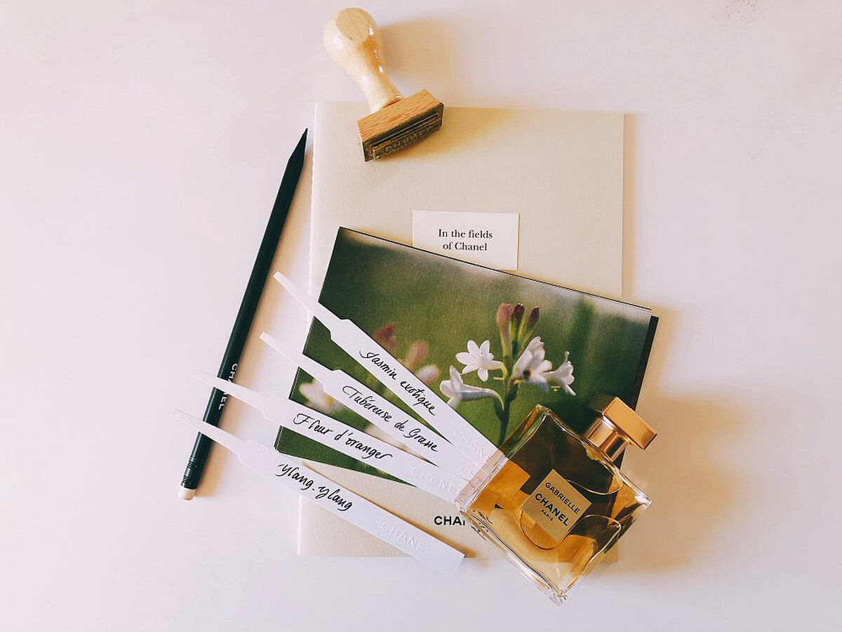 嘉柏麗香水核心靈魂四種白色花卉：茉莉、格拉斯晚香玉、橙花與依蘭依蘭