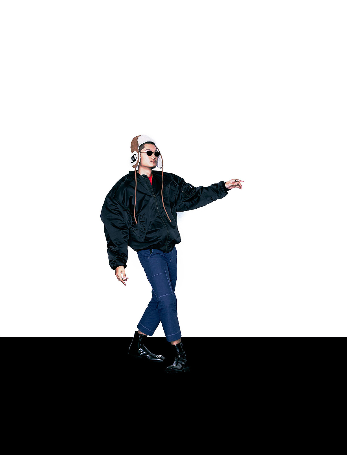 4. 雙C Logo 飛行帽、金屬墨鏡，both by Chanel；紅色 T-shirt、寬肩飛行夾克、黑色皮靴，all by Balenciaga；藍色休閒褲，3.1 Phillip Lim。