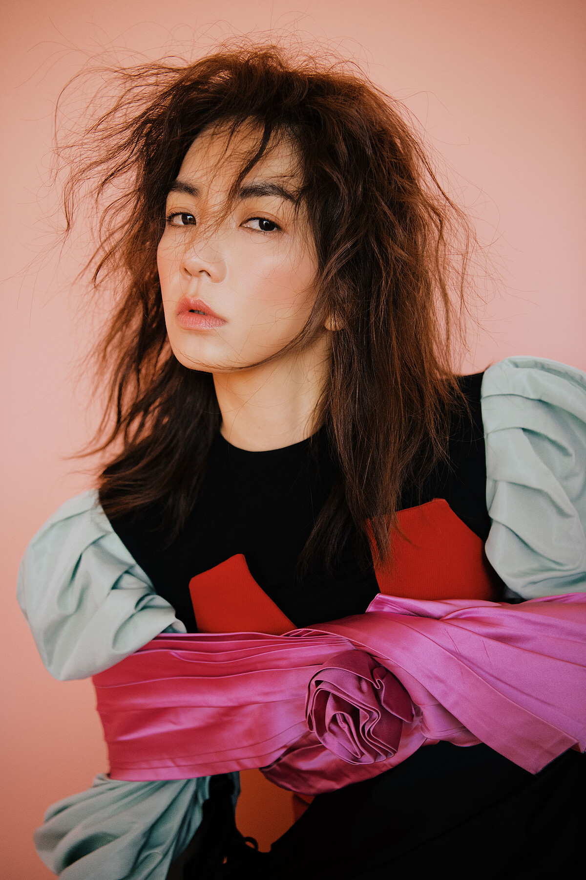 黑綠雙色拼接長洋裝,Tory Burch;蝴蝶結飾三色拼接洋裝,Prada。